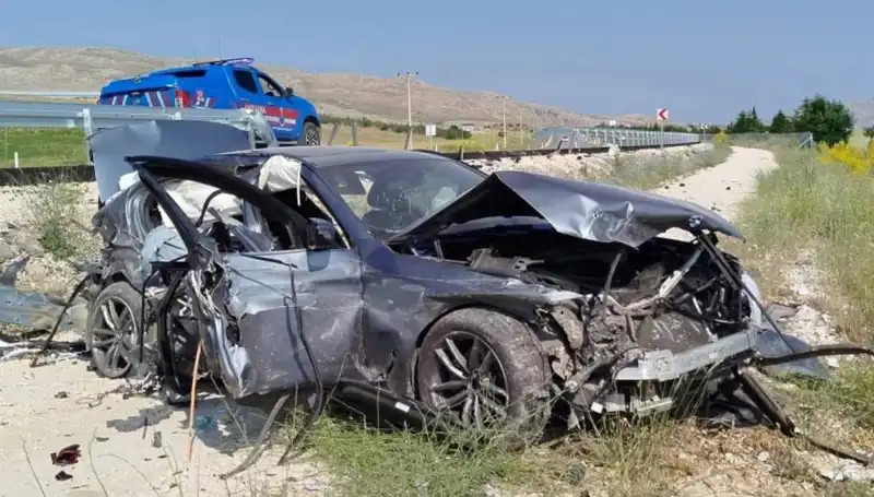 Sivas'ta İki Ayrı Trafik Kazası: Can Pazarı, 9 Yaralı!
