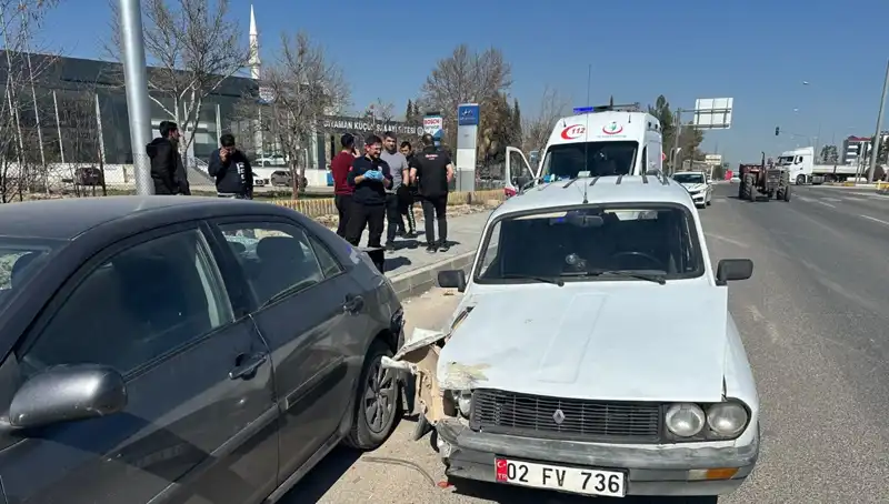 Park Halindeki Araçlara Vurulan Otomobil Kazası: 1 Yaralı