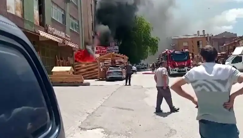 Ankara’da İş Yerlerinde Büyük Yangın: Alışveriş Merkezi Tehlikede