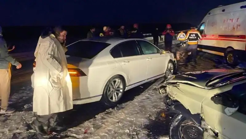 Aksaray'da Zincirleme Trafik Kazası: 15 Yaralı, Olay Anı Gözler Önünde!