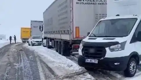 Kars-Ardahan Karayolunda TIR'lar Kar Kuyusuna Girdi: Durum Ciddi!