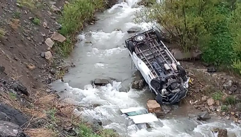 Hakkari’de Minibüs Devrildi: Derede Can Pazarına Dönüşen Kaza
