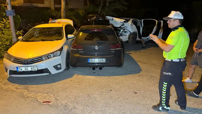 Alkollü Sürücü Korkunç Kazada Üç Araca Çarptı, Sokak Yarışına Dönüştü