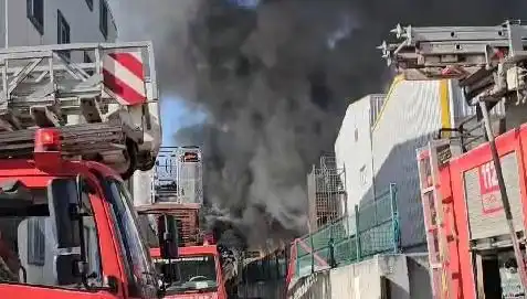 Tuzla'daki Fabrika Yangını Sonunda Kontrol Altına Alındı, Çalışmalar Devam Ediyor
