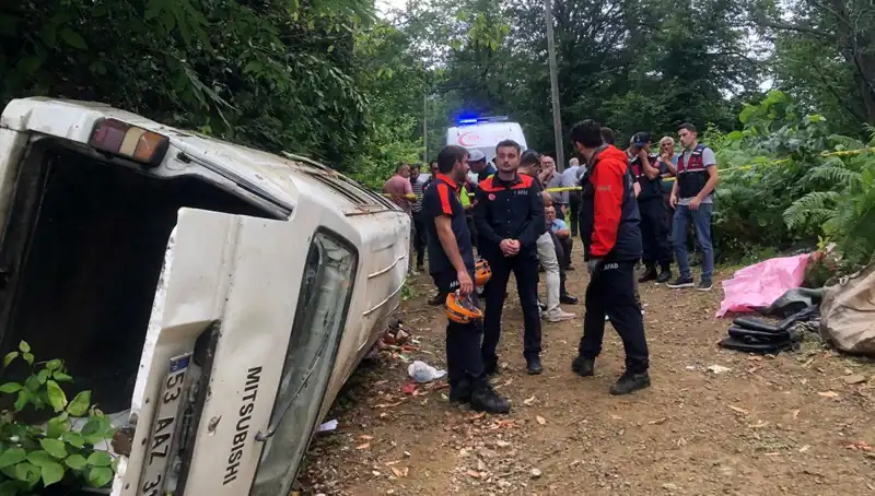 Rize'de Minibüs Kazası: Yamaçtan Yuvarlanan Araçta İki Can Gitti, Üç Yaralı