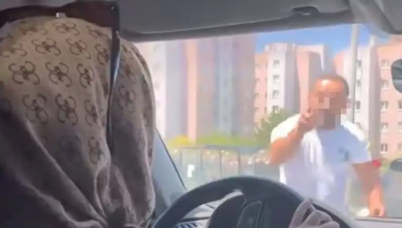 Trafikte Dehşet Anları: Yumruklayan Sürücü Güvenliği Tehlikeye Attı