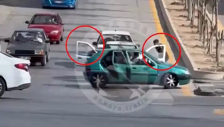 Trafikte Bıçak ve Kılıçlarla Saldırı: Olayda Gözaltılar Gerçekleşti