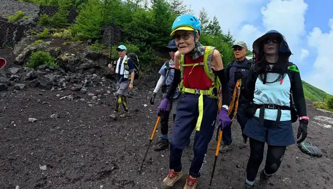 102 Yaşındaki Japon Dağcı Fuji Dağı'nda Rekor Kırdı!