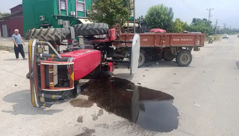 Otomobille Çarpışan Traktör Devrildi: 2 Kişi Yaralandı