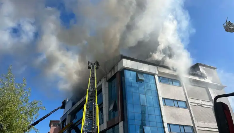 Esenyurt'ta Tekstil Atölyesinde Çıkan Yangın, Panik Hızla Yaygınlaştı