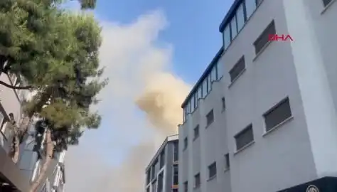 İstanbul'daki 4 Katlı İş Merkezinde Yangın: Ekipler Olay Yerinde