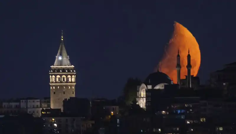 İstanbul'un Gökyüzünde Büyüleyici Yarım Ay: Gecenin Sırrı