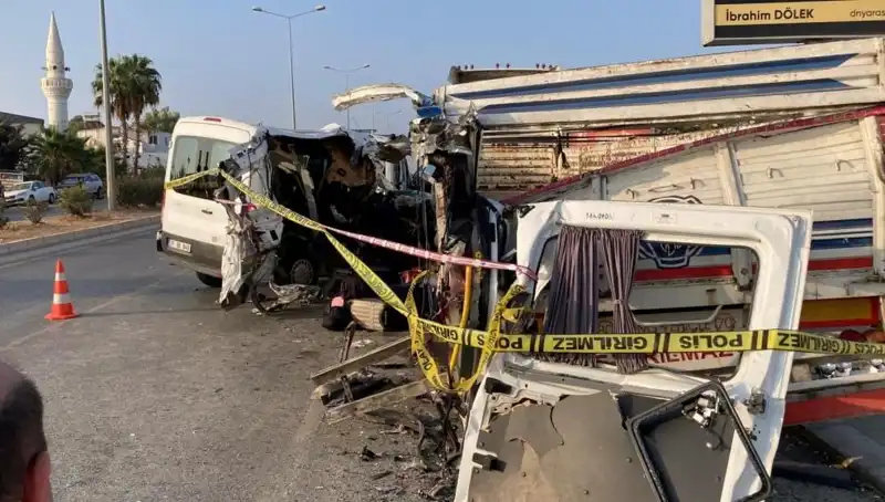 Mersin'de Tatil Yolunda Meydana Gelen Feci Kaza: İki Can Gitti, 10 Yaralı