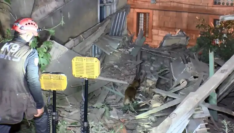 İstanbul'da Deprem Sonrası Çöken Bina, Kentin Geleceğini Sarsıyor