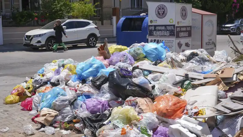 İzmir’in Sokakları Çöp Yığınlarıyla Kaplandı: Nedenleri ve Çözüm Önerileri