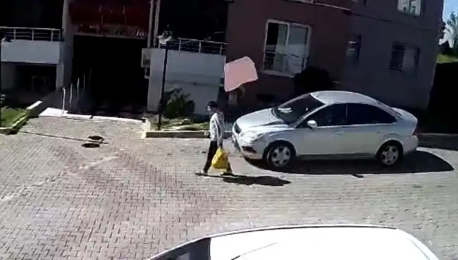Saniyelerle Hayatını Kurtaran O An: Çatından Düşen Fayans