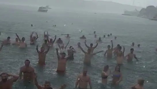 Bebek'te Yağmurun Değil, Eğlencenin Hakimiyeti: Denize Giren Kalabalık!
