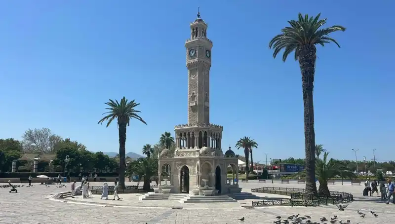 İzmir’de Sıcaklar Rekor Kırıyor: 42 Dereceye Ulaşan Sıcak Hava Hayatı Olumsuz Etkiliyor