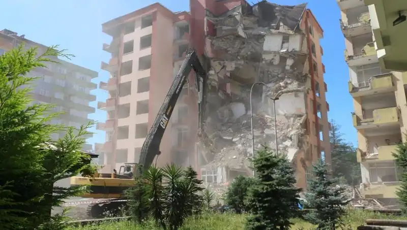 Yıkıcı Dalgalar: İki Bina Yıkım Sürecine Girdi
