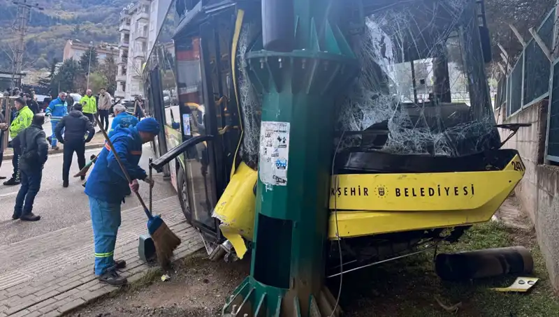 Bursa’da Belediye Otobüsü Kaza Yaptı: 8 Kişi Yaralandı, Olayın Detayları Şok Edici