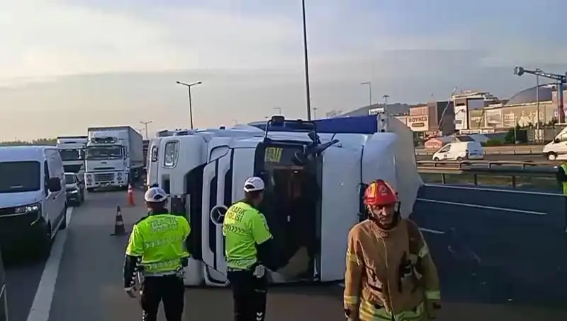 Pendik TEM Otoyolu'nda TIR Devrildi, İstanbul'da Trafik Felç Oldu