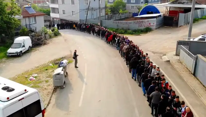 Bursa'nın O Mahallesinde Bayramlaşma Kuyruğu Geleneği Devam Ediyor!