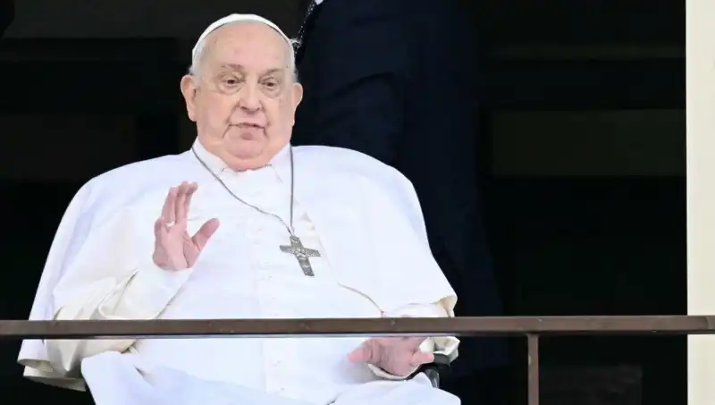 Papa Francis, Hastaneden Çıkışının Ardından İlk Kez Görüntülendi