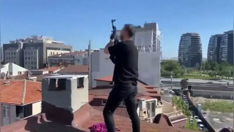 İstanbul'da Çatıya Kaçan Şüphelilerden Bacadan Akılalmaz Silah Çıktı!