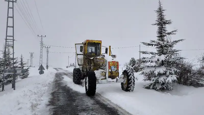 Kayseri'de Kış Şartlarıyla Mücadele: Kapanan Yollar Tek Tek Açılıyor