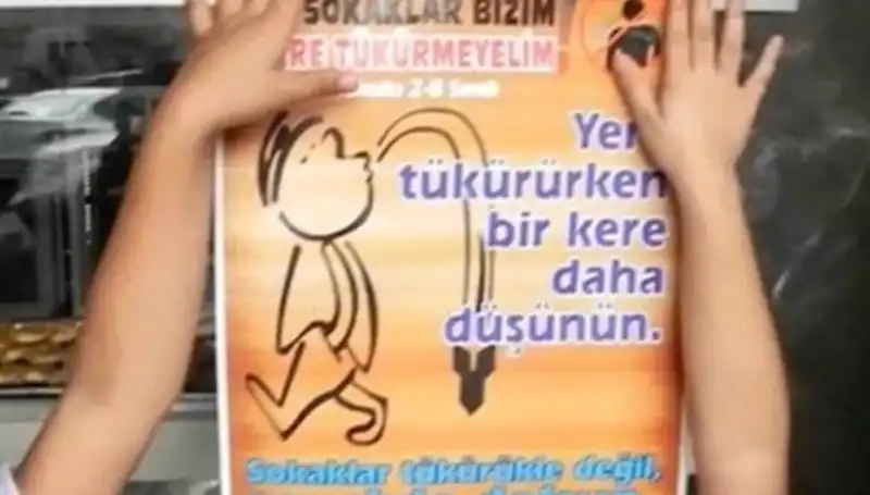 Yere Tükürdüğü İçin Ceza Kesilen Adam, Şok Oldu!