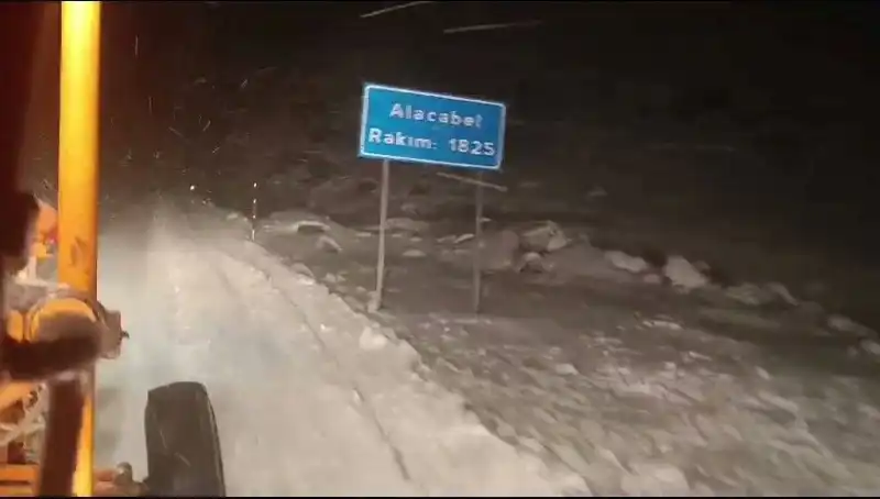 Antalya Kışın İlk Karını Aldı: Yerler Beyaza Büründü!