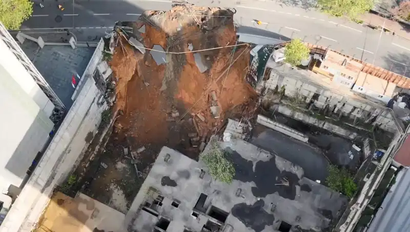 Sarıyer’de Yerde Çökmeler Yaşandı: Cadde Uzun Süre Trafiğe Kapalı Kalacak
