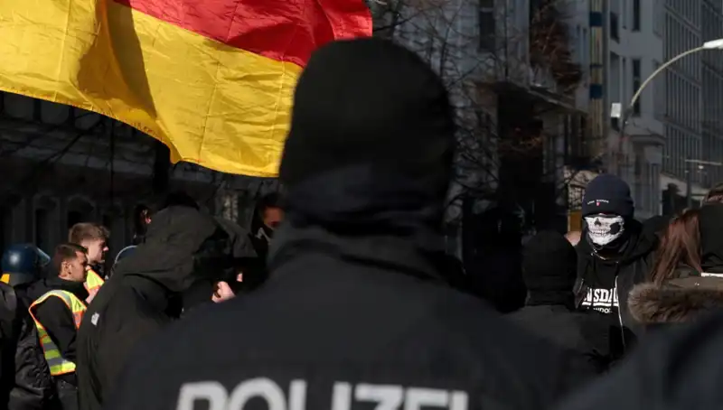 Berlin'de Türk Marketlerine Silahlı Saldırı: Güvenlik Endişeleri Artıyor