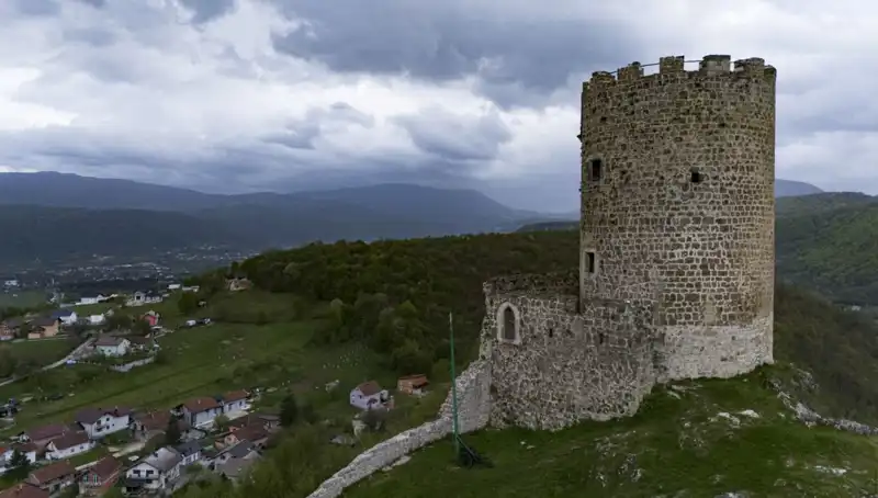 Sokolac Kalesi: Tarihin Derinliklerinde Zamana Direnen Bir Miras
