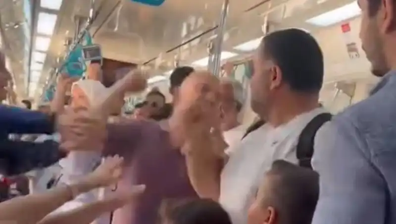 Marmaray'da Gerçekleşen Yumruklu Kavga Yolcuları Şaşırttı