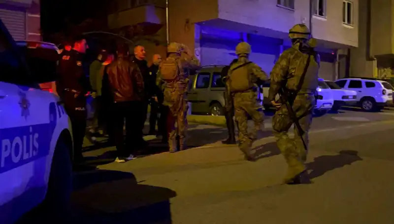 Balkondan Ateş Açan Şahıs, Polisin Geldiğini Görünce Evi Kilitledi!