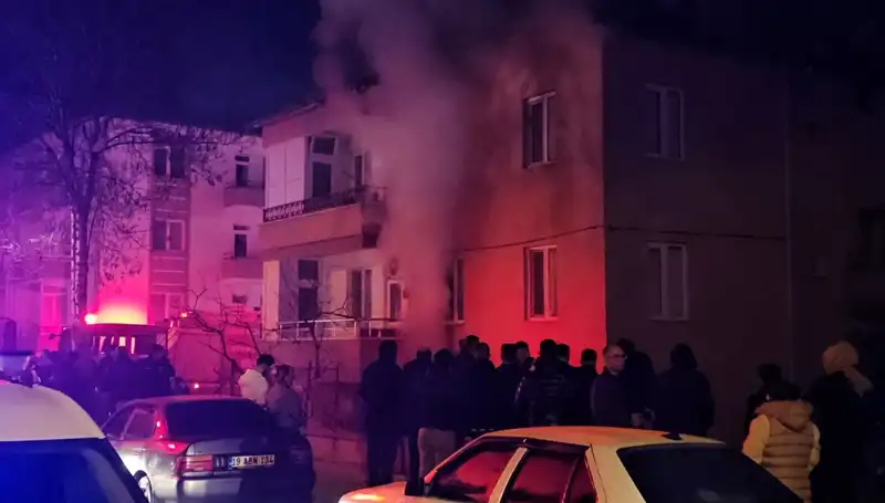 Çorum'da Apartman Bodrumunda Patlayan Yangın: 10 Kişi Dumandan Etkilendi!