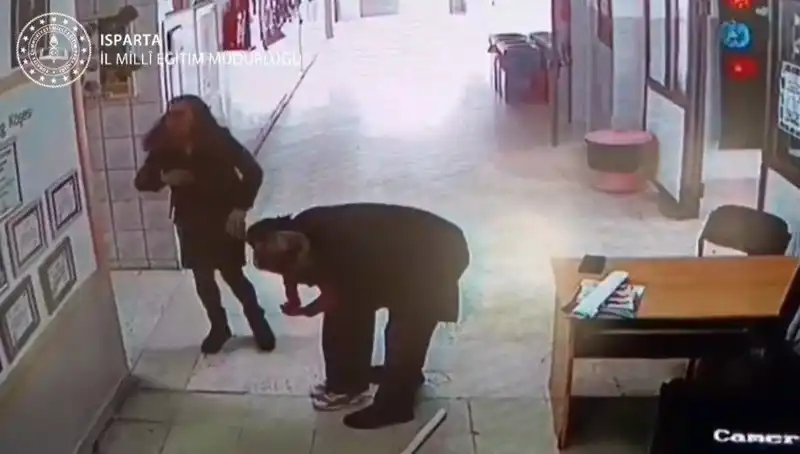 Öğretmen Heimlich ile Öğrencisinin Hayatını Kurtardı: O Anlar Kamerada!