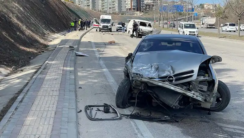 İstanbul’da Feci Kaza: Otomobil Minibüse Çarpınca 1 Kişi Hayatını Kaybetti