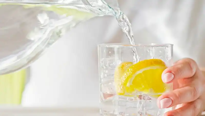 Limonlu Su Tüketmenin 8 Şaşırtıcı Faydası: Doktor Açıklıyor!