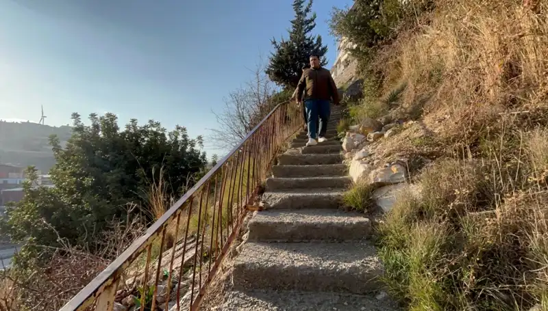 Uçurum Kenarında Yaşamanın Zorluğu: 107 Basamaklı Merdivenin Hikayesi