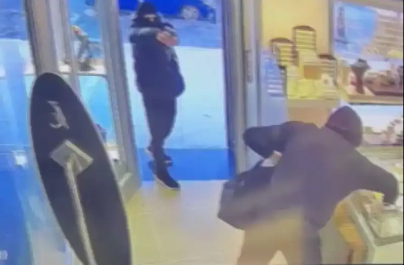 Ümraniye'de Gece Yarısı Soygun Girişimi: Maskeli Şahıslar Silahla Saldırdı