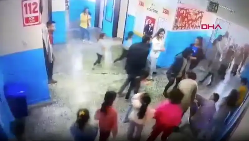 Bayılan Öğrenciyi Müdür Yardımcısı Ölümden Kurtardı: O Anlar Anbean Kaydedildi