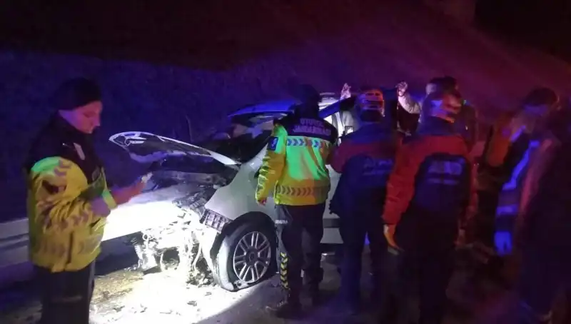 Bariyer Otomobile Saplandı: 4 Kişi Yaralandı, Olayın Perde Arkası!