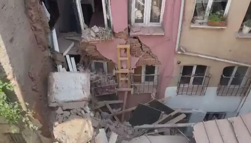 İstanbul'da Üç Katlı Binanın Balkonu Düştü: Yaralılar Var!