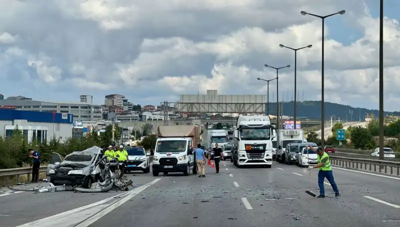 Otoyolda Feci Kaza: Üç Kişi Sıkıştı, Trafik Durma Noktasına Geldi