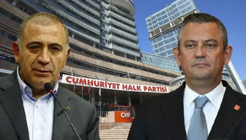 CHP'nin Kuruluş Töreni: Özgür Özel ve Tekin Arasında Sıcak Karşılama Anları