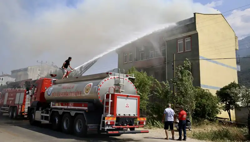Çatı Katında Zamanla Yarışan Yangın, Vatandaşları Tedirgin Etti