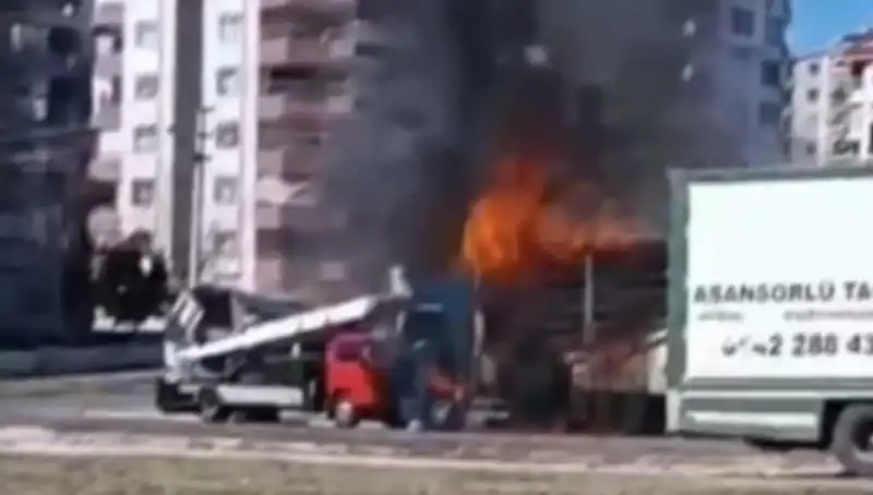 Alev Alev Yanan TIR, Korkunç Görüntülerle Küle Döndü