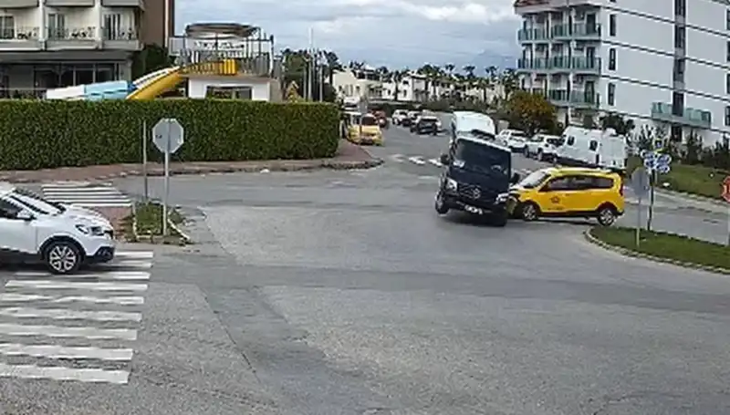 Kavşakta Feci Kaza: Minibüs ile Ticari Taksi Çarpıştı, Olayın Ayrıntıları Şok Edici!